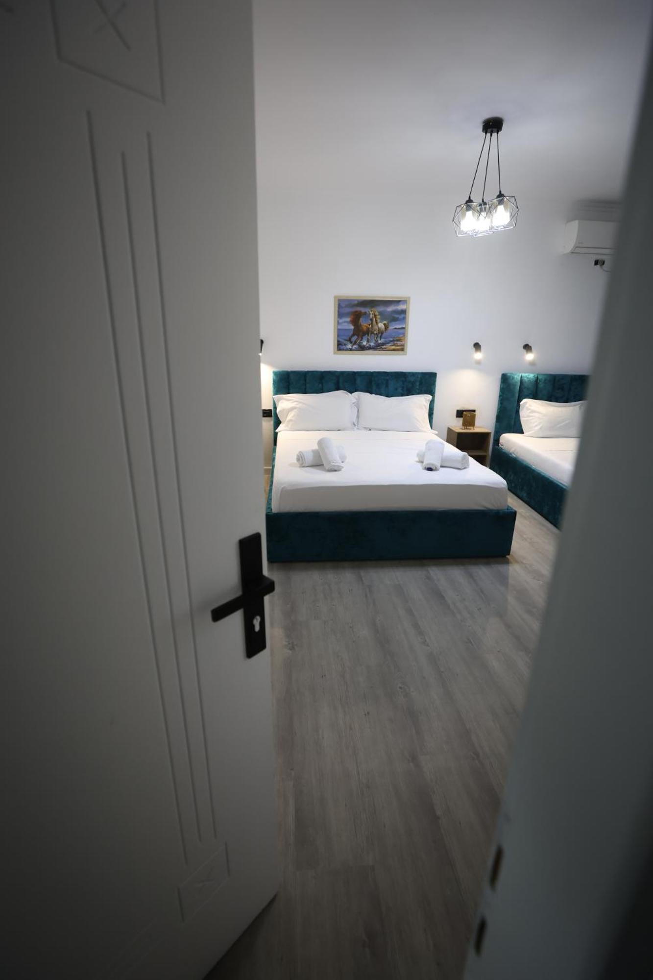 Vila Alizee Hotel Tirana Exteriör bild