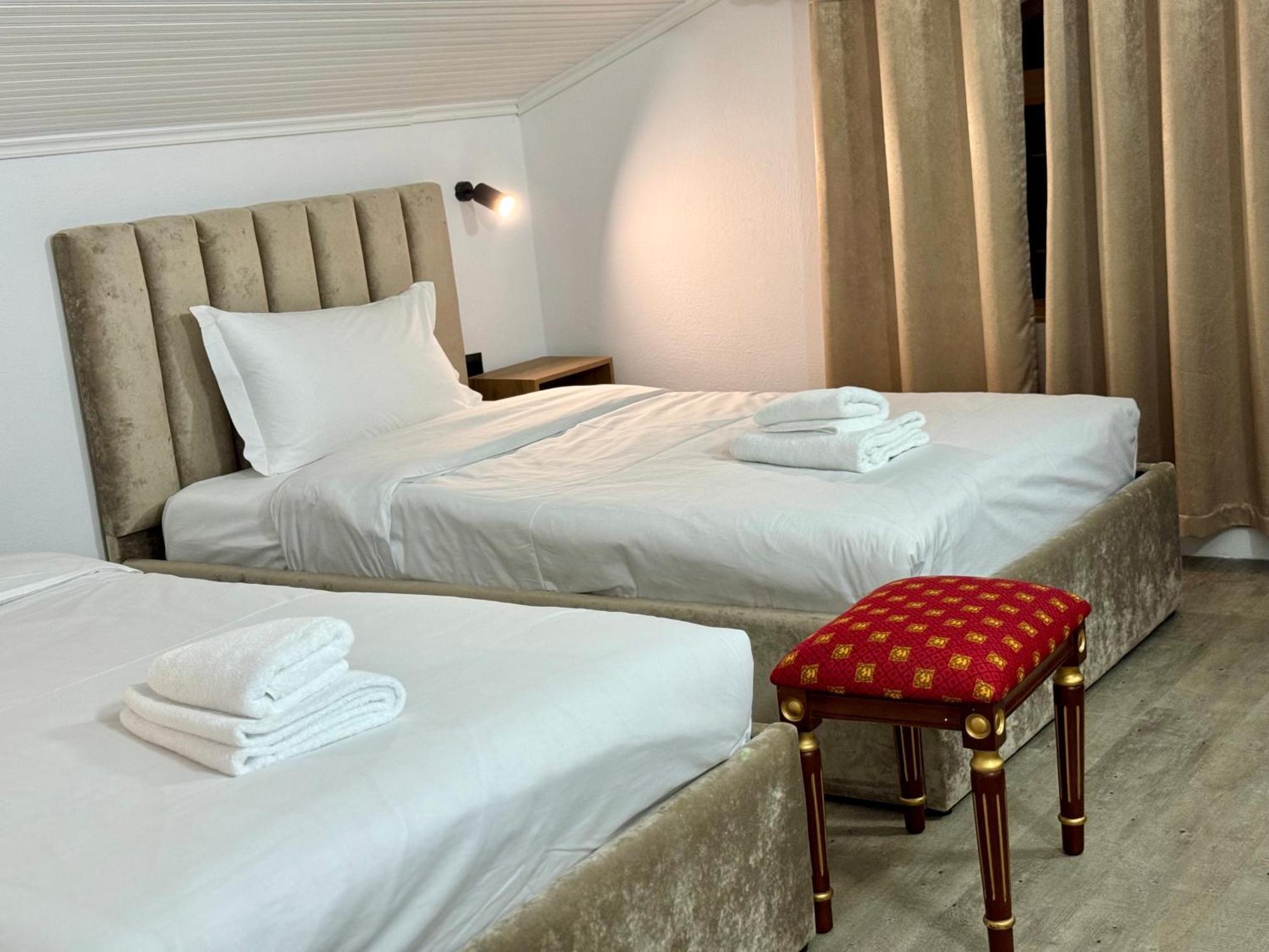 Vila Alizee Hotel Tirana Exteriör bild