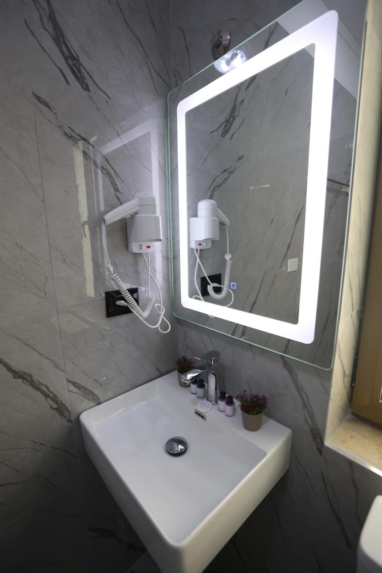 Vila Alizee Hotel Tirana Exteriör bild